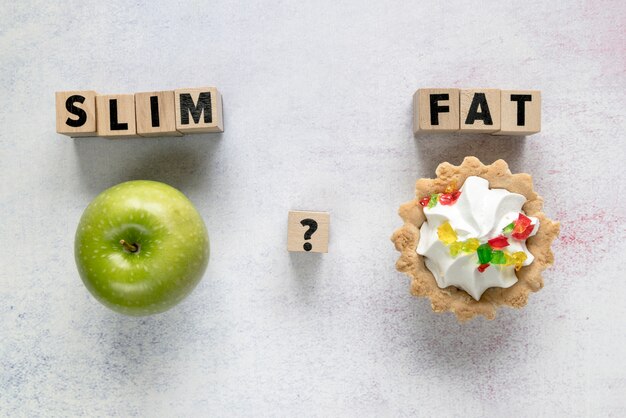 Tarta de tarta y manzana verde con esbelta; texto plano en bloques de madera sobre superficie texturizada