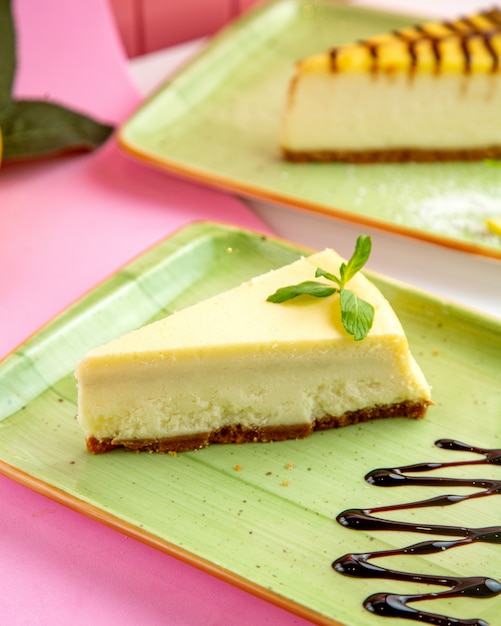 Foto gratuita tarta de vainilla con queso crema de mascarpone y jarabe de chocolate en un plato