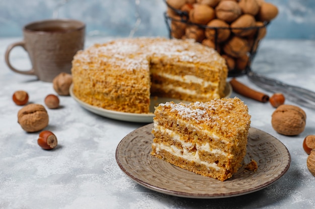 Tarta de zanahoria con velas 2020 y una taza de té sobre hormigón gris