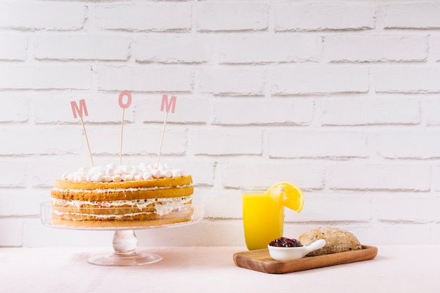 Tarta y zumo de naranja para el día de la madre