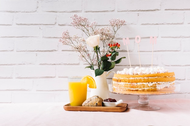 Foto gratuita tarta con zumo de naranja para el día de la madre