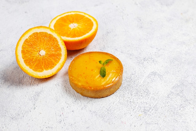 Foto gratuita tartaleta crujiente con relleno de cuajada de naranja.