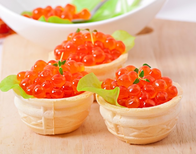 Tartaletas con caviar rojo