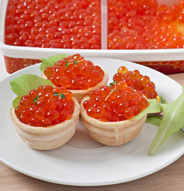 Tartaletas con caviar rojo