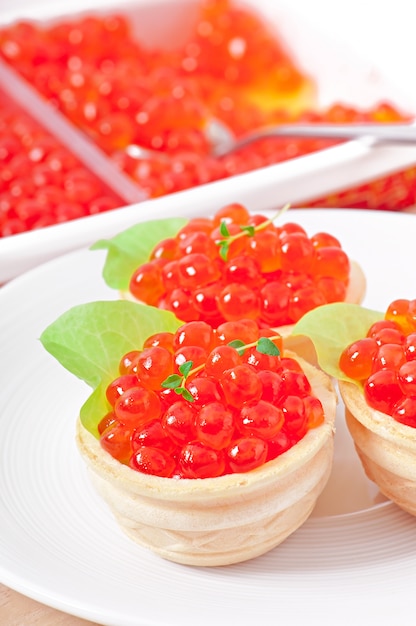 Tartaletas con caviar rojo