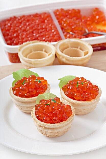 Tartaletas con caviar rojo