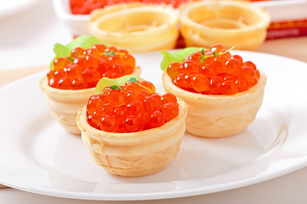 Tartaletas con caviar rojo