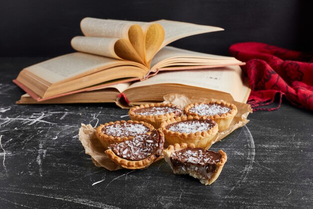 Tartaletas de chocolate con caramelo salado.