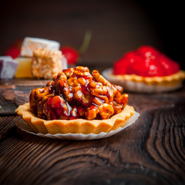 tartaletas de nueces con tarta de fresas