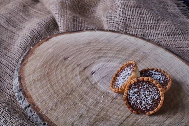 Tartaletas con relleno de chocolate.