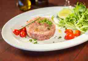 Foto gratuita tartar de atún con verduras en un restaurante