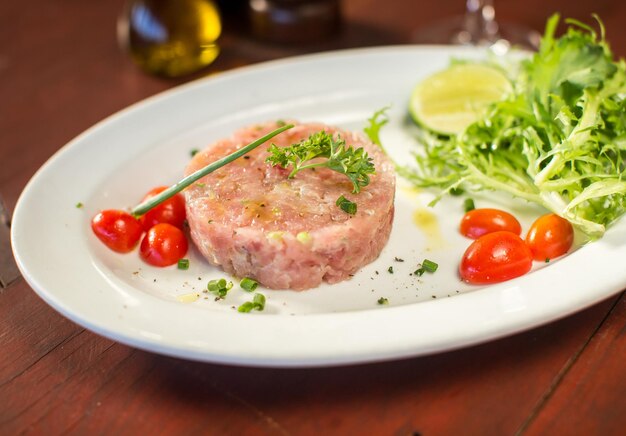 Tartar de atún con verduras en un restaurante