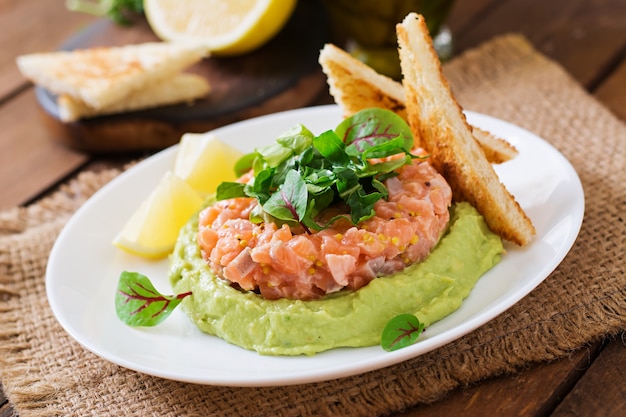 Tartar de salmón con mousse de aguacate.