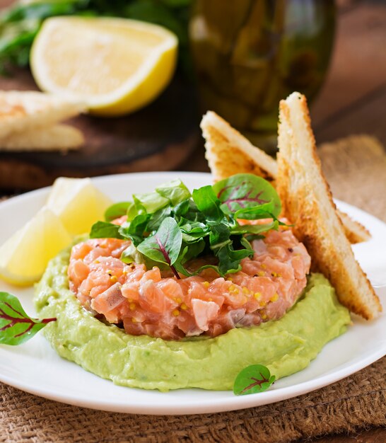 Tartar de salmón con mousse de aguacate.