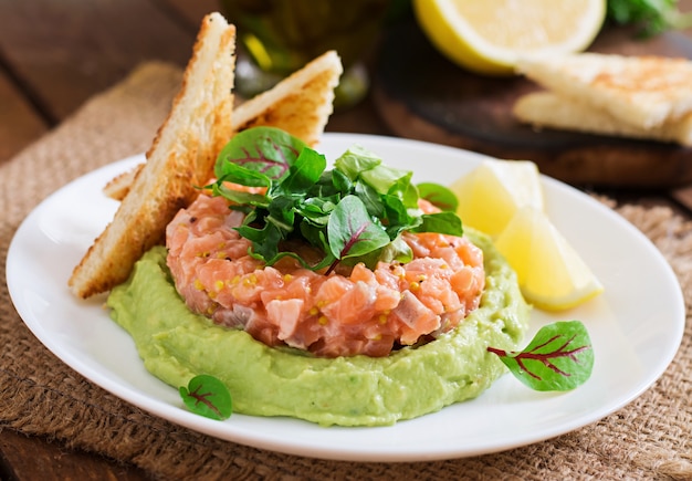 Tartar de salmón con mousse de aguacate.