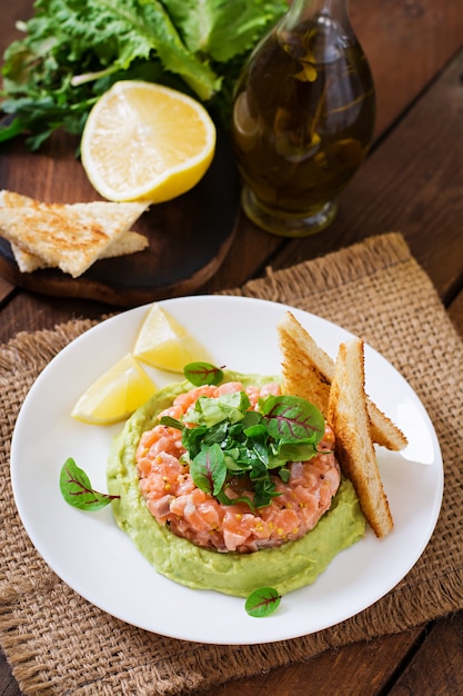 Foto gratuita tartar de salmón con mousse de aguacate.