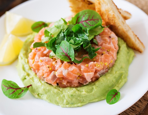 Tartar de salmón con mousse de aguacate.