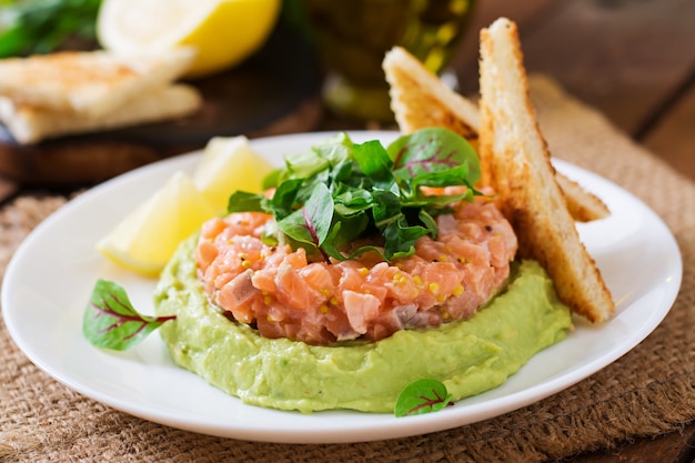 Tartar de salmón con mousse de aguacate.