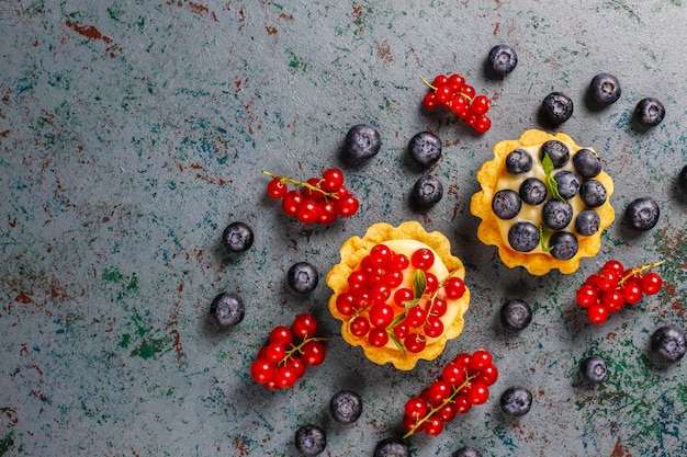 Foto gratuita tartas caseras deliciosas rústicas de verano baya.