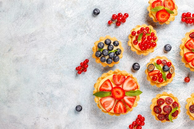 Foto gratuita tartas caseras deliciosas rústicas de verano baya.