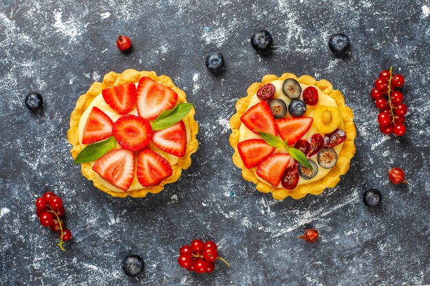 Foto gratuita tartas caseras deliciosas rústicas de verano baya.