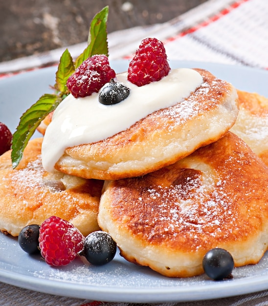 Tartas de queso con crema agria decoradas con bayas