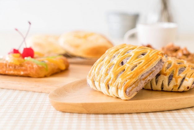 tartas de taro en la mesa