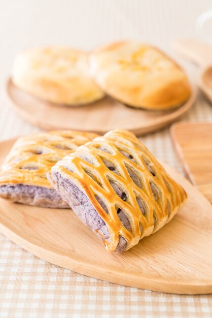 tartas de taro en la mesa