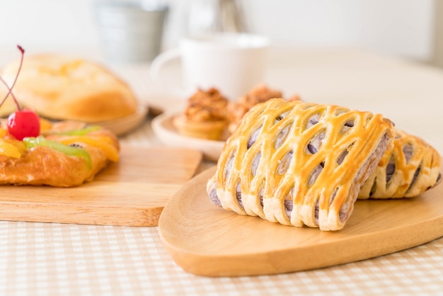 tartas de taro en la mesa