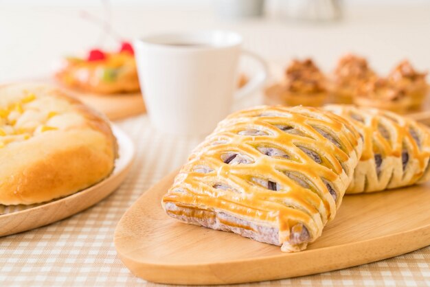 tartas de taro en la mesa