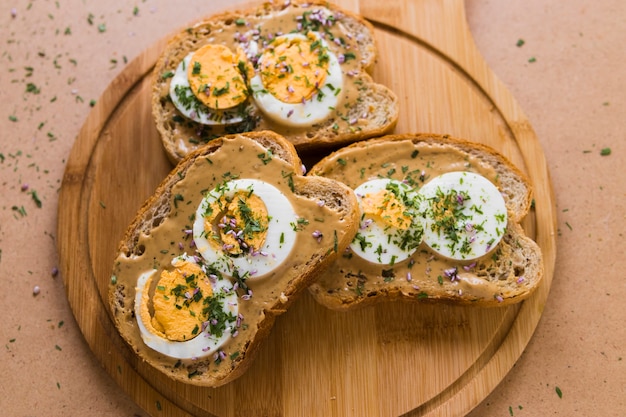 Foto gratuita tartines con huevos a bordo