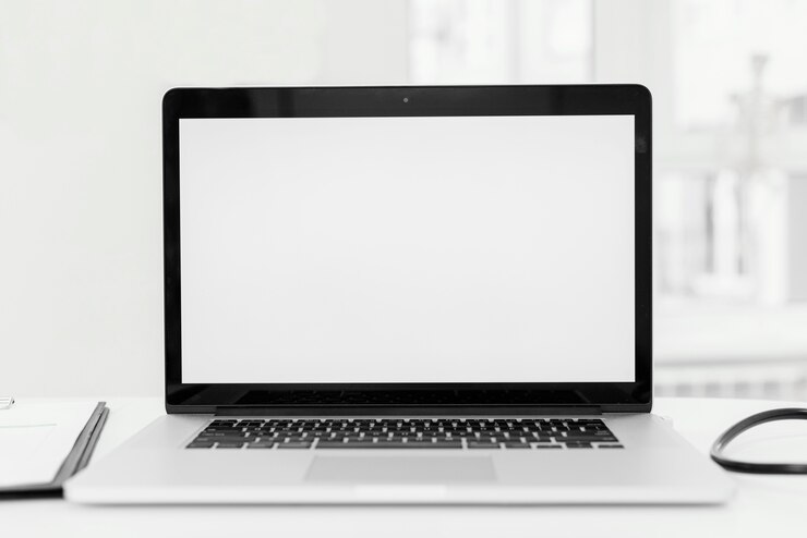 Photo Gratis tata letak meja dengan laptop