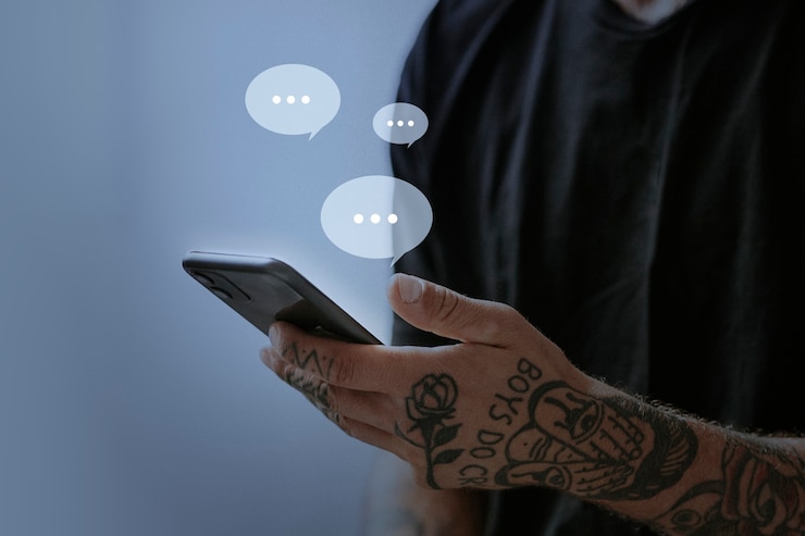 Photo Gratis tattooed man texting for social media remix