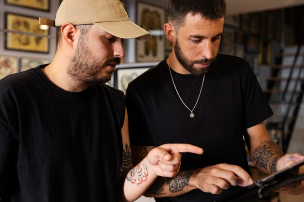 Tatuador de tiro medio y hombre.