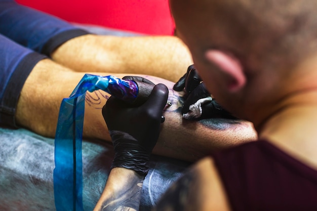 Tatuaje de dibujo maestro en la pierna