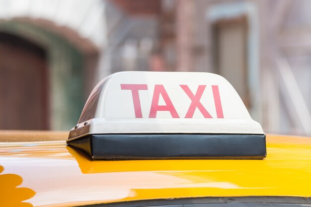 Taxi signo en el techo del coche