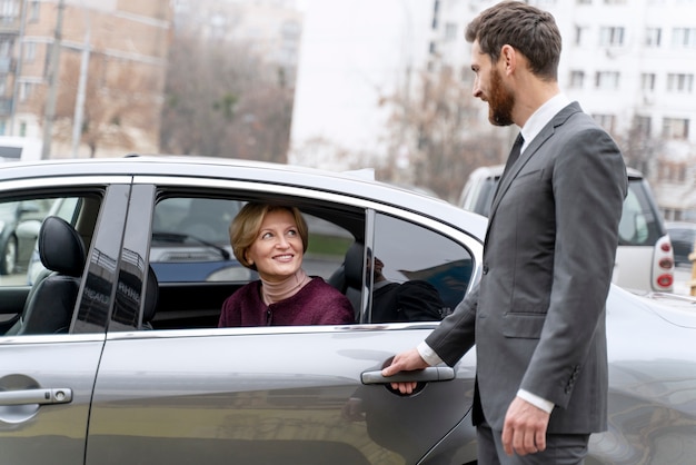 Taxista y clienta interactuando de manera formal
