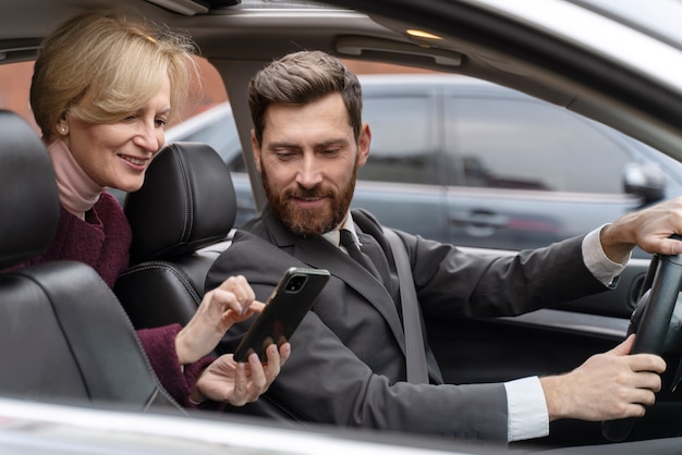 Foto gratuita taxista y clienta interactuando de manera formal