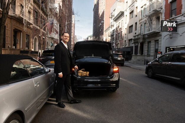 Taxista preparándose para el cliente