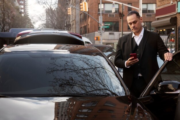 Taxista preparándose para el cliente