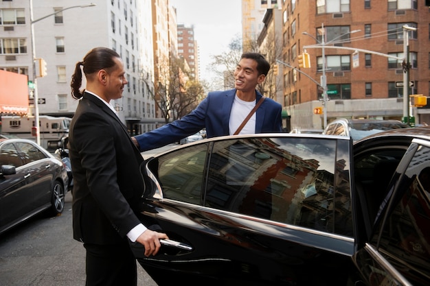 Taxista preparándose para el cliente