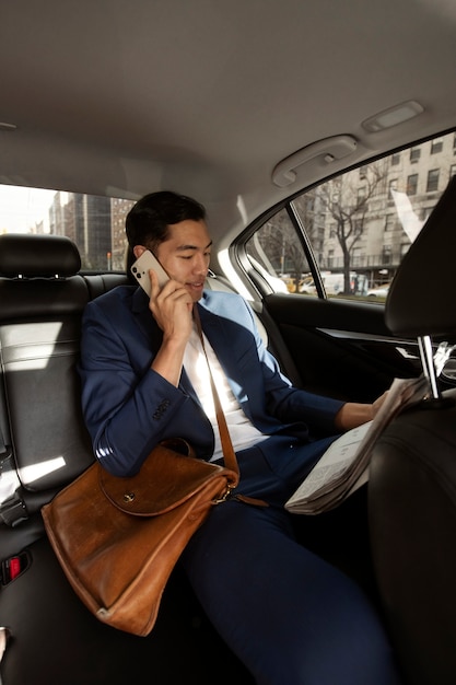 Taxista preparándose para el cliente