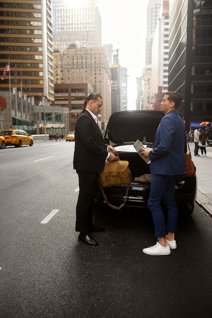 Taxista preparándose para el cliente