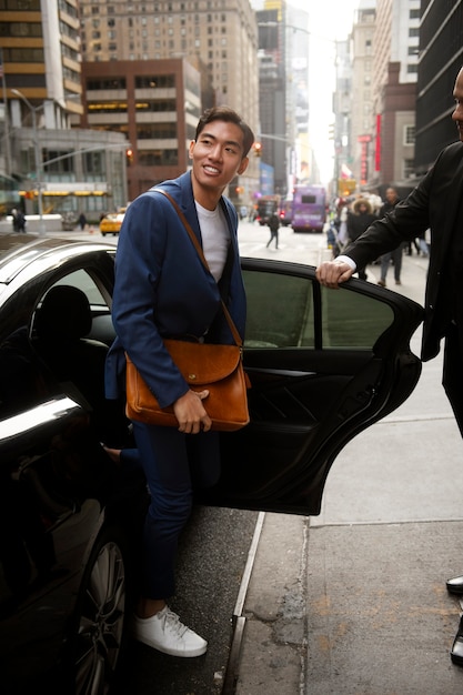 Taxista preparándose para el cliente