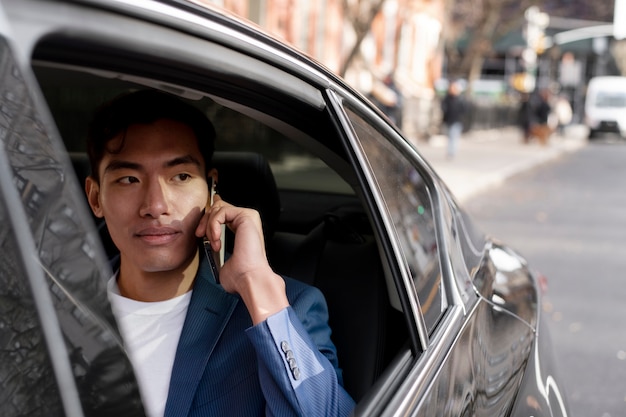 Taxista preparándose para el cliente