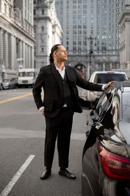 Taxista preparándose para el cliente