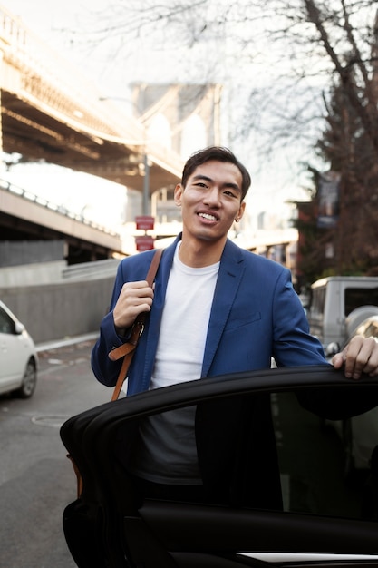 Foto gratuita taxista preparándose para el cliente