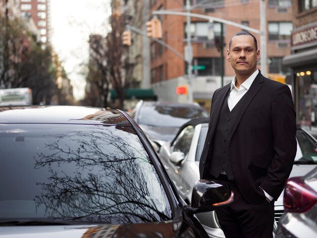 Taxista preparándose para el cliente