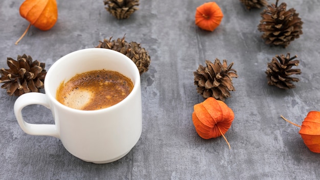 Foto gratuita taza de alto ángulo con café y piñas