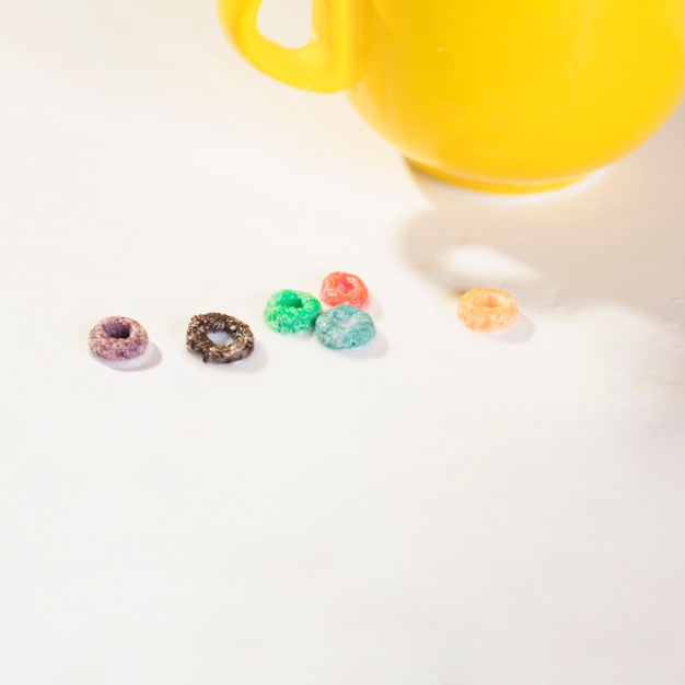 Taza de alto ángulo y cereales en la mesa